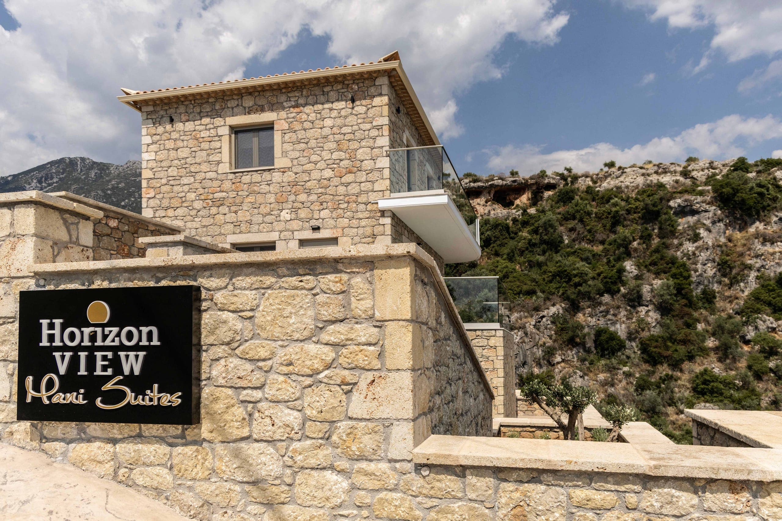Η επιγραφή της κατοικίας στην πέτρινη περίφραξη