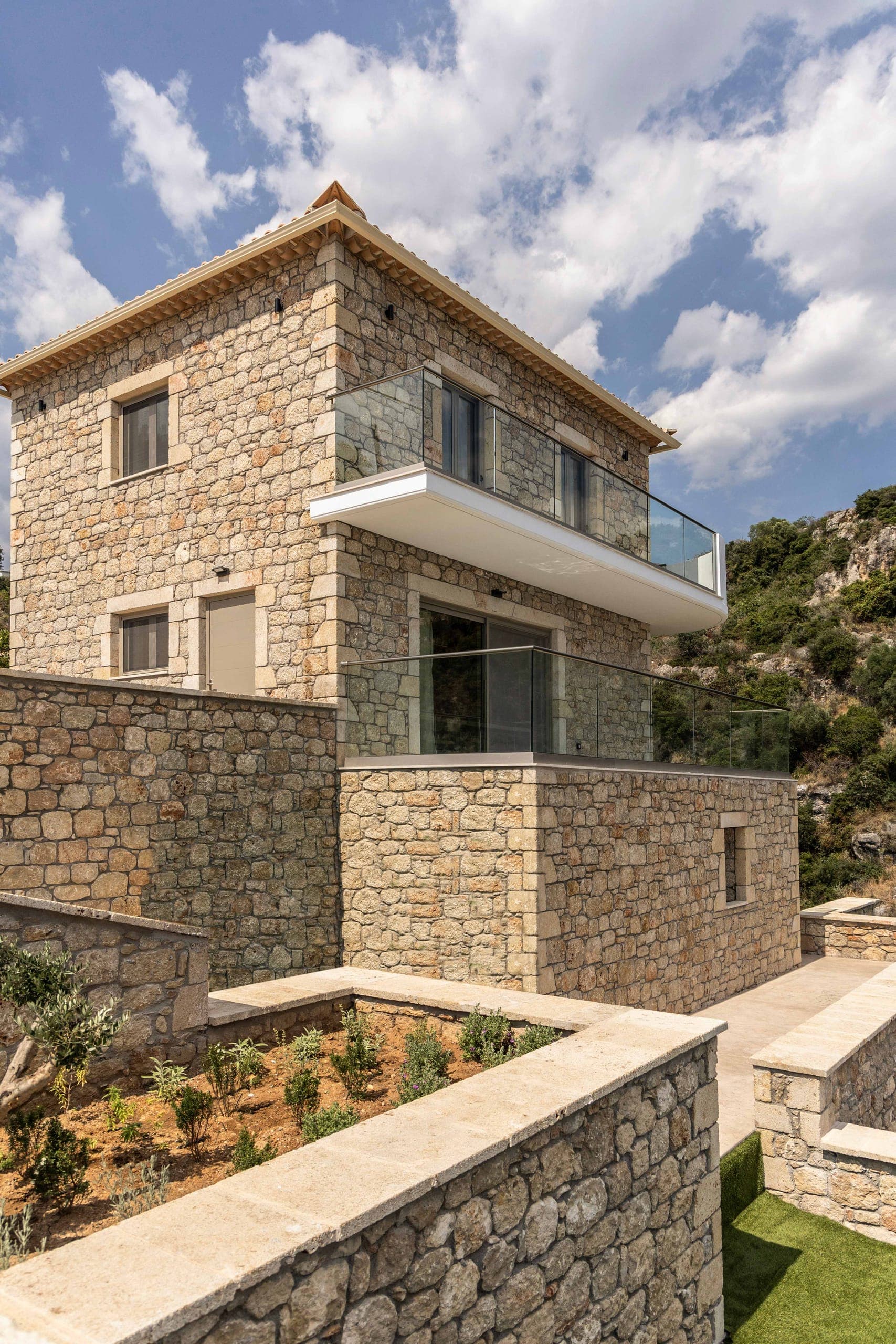 Η πετρόχτιστη πρόσοψη της κατοικίας